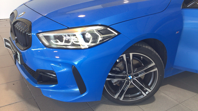 BMW Serie 1 118i color Azul. Año 2024. 103KW(140CV). Gasolina. En concesionario BYmyCAR Madrid - Alcalá de Madrid