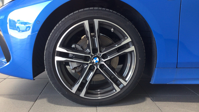 BMW Serie 1 118i color Azul. Año 2024. 103KW(140CV). Gasolina. En concesionario BYmyCAR Madrid - Alcalá de Madrid
