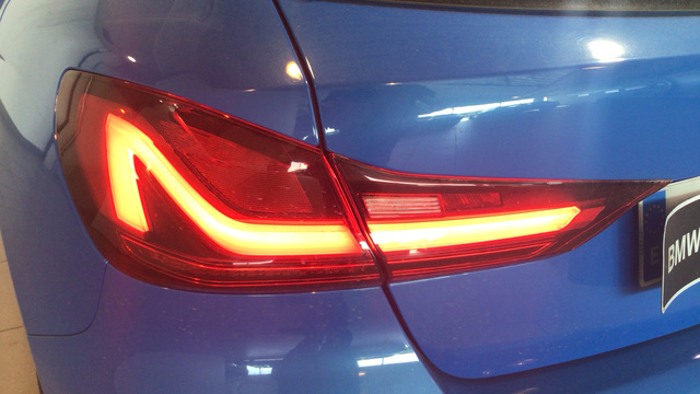 BMW Serie 1 118i color Azul. Año 2024. 103KW(140CV). Gasolina. En concesionario BYmyCAR Madrid - Alcalá de Madrid