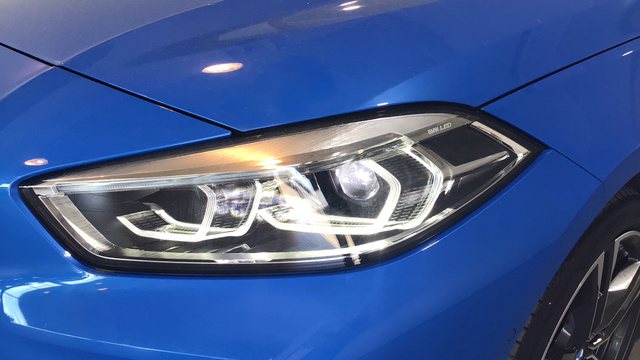 BMW Serie 1 118i color Azul. Año 2024. 103KW(140CV). Gasolina. En concesionario BYmyCAR Madrid - Alcalá de Madrid