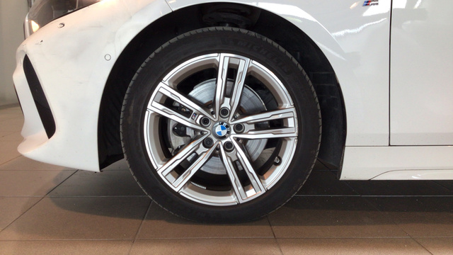 BMW Serie 1 118d color Blanco. Año 2024. 110KW(150CV). Diésel. En concesionario BYmyCAR Madrid - Alcalá de Madrid
