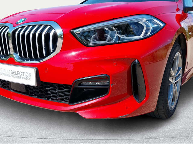 BMW Serie 1 118d color Rojo. Año 2024. 110KW(150CV). Diésel. En concesionario San Rafael Motor LUCENA, S.L. de Córdoba