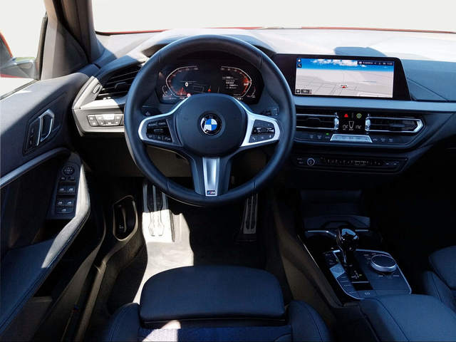 BMW Serie 1 118d color Rojo. Año 2024. 110KW(150CV). Diésel. En concesionario San Rafael Motor LUCENA, S.L. de Córdoba
