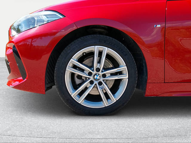 BMW Serie 1 118d color Rojo. Año 2024. 110KW(150CV). Diésel. En concesionario San Rafael Motor LUCENA, S.L. de Córdoba