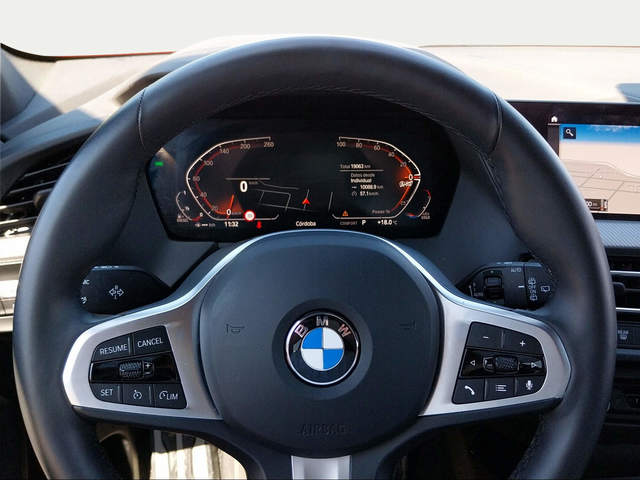 BMW Serie 1 118d color Rojo. Año 2024. 110KW(150CV). Diésel. En concesionario San Rafael Motor LUCENA, S.L. de Córdoba