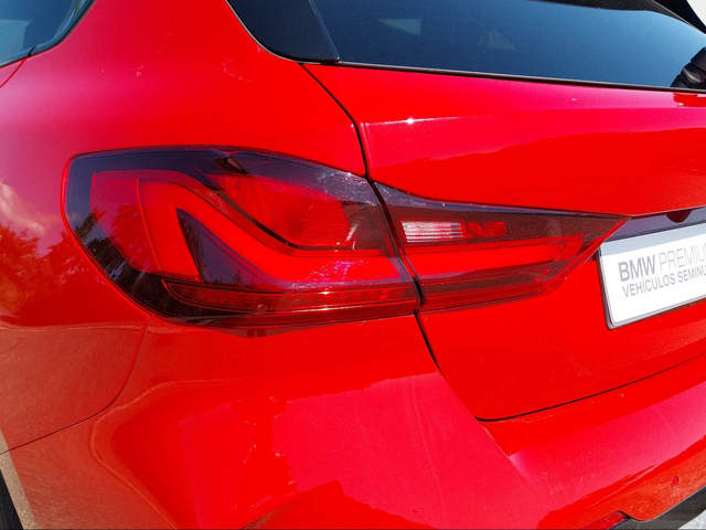 BMW Serie 1 118d color Rojo. Año 2024. 110KW(150CV). Diésel. En concesionario San Rafael Motor LUCENA, S.L. de Córdoba
