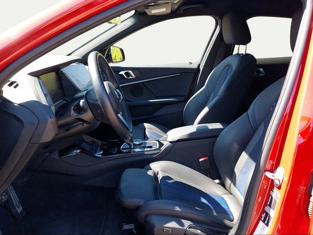 BMW Serie 1 118d color Rojo. Año 2024. 110KW(150CV). Diésel. En concesionario San Rafael Motor LUCENA, S.L. de Córdoba