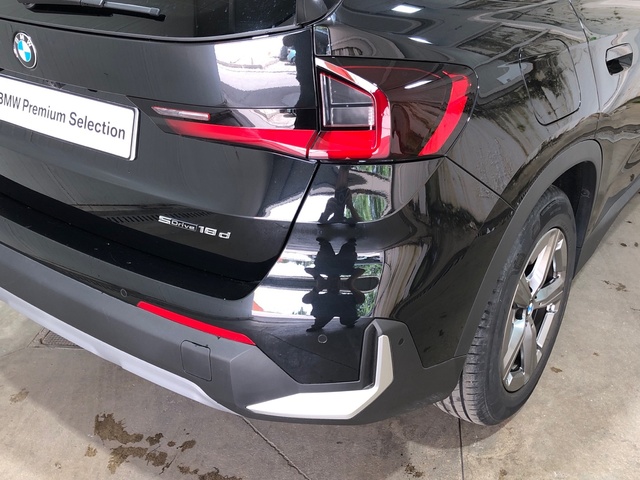 BMW X1 sDrive18d color Negro. Año 2024. 110KW(150CV). Diésel. En concesionario Movilnorte El Plantio de Madrid
