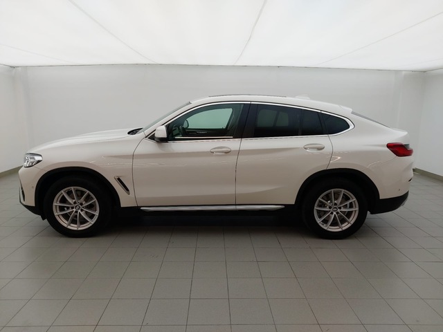 BMW X4 xDrive20i color Blanco. Año 2022. 135KW(184CV). Gasolina. En concesionario Augusta Aragon S.A. de Zaragoza