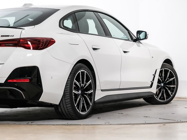 BMW i4 eDrive40 color Blanco. Año 2025. 250KW(340CV). Eléctrico. En concesionario Oliva Motor Tarragona de Tarragona