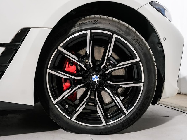BMW i4 eDrive40 color Blanco. Año 2025. 250KW(340CV). Eléctrico. En concesionario Oliva Motor Tarragona de Tarragona