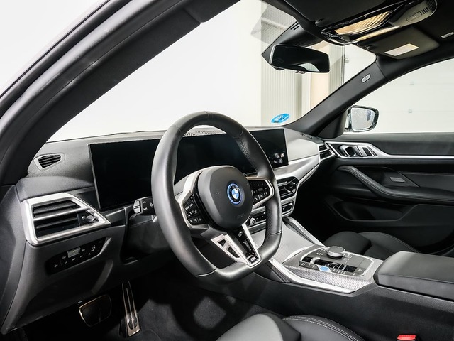 BMW i4 eDrive40 color Blanco. Año 2025. 250KW(340CV). Eléctrico. En concesionario Oliva Motor Tarragona de Tarragona
