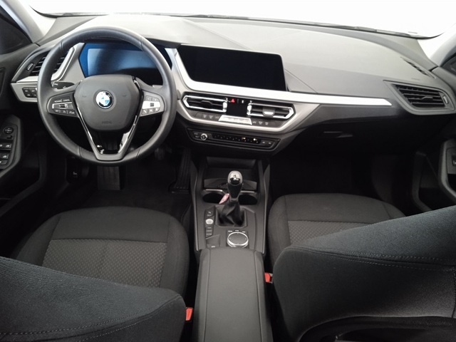 BMW Serie 1 118i color Blanco. Año 2022. 103KW(140CV). Gasolina. En concesionario Albamocion S.L. ALBACETE de Albacete