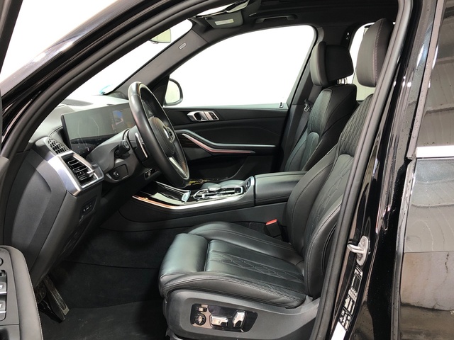 BMW X5 xDrive30d color Negro. Año 2024. 219KW(298CV). Diésel. En concesionario Movilnorte El Carralero de Madrid