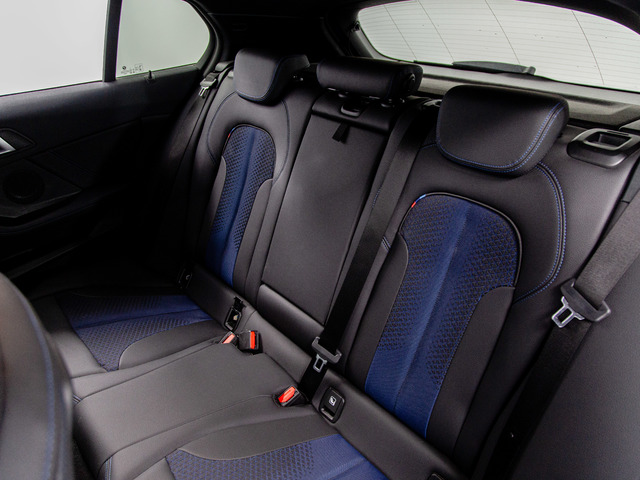 BMW Serie 1 120i color Azul. Año 2024. 131KW(178CV). Gasolina. En concesionario Movil Begar Petrer de Alicante