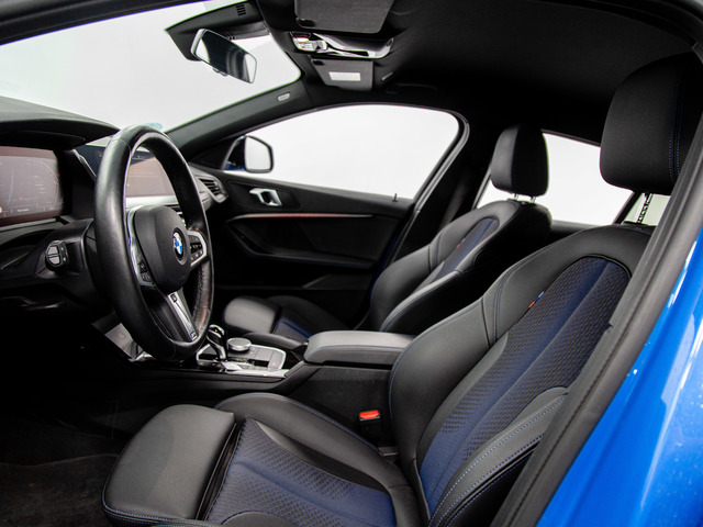 BMW Serie 1 120i color Azul. Año 2024. 131KW(178CV). Gasolina. En concesionario Movil Begar Petrer de Alicante