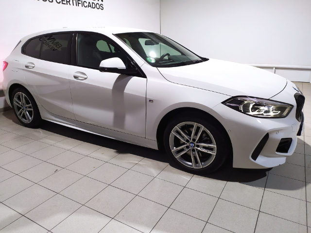 BMW Serie 1 118d color Blanco. Año 2023. 110KW(150CV). Diésel. En concesionario Hispamovil Elche de Alicante