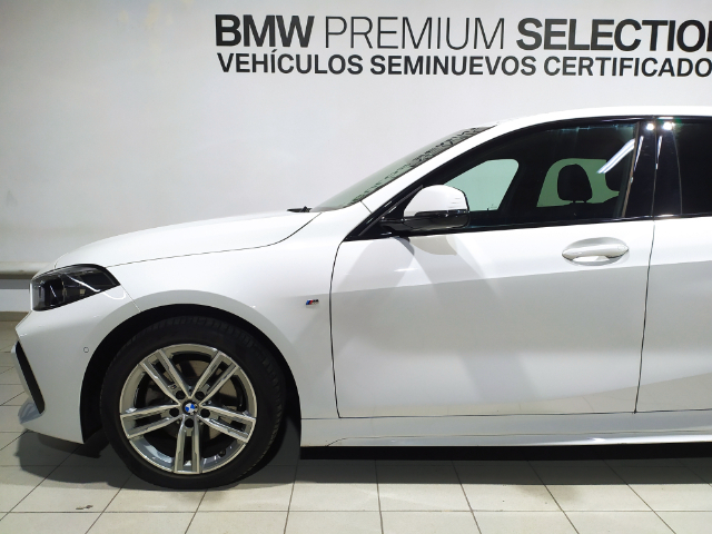 BMW Serie 1 118d color Blanco. Año 2023. 110KW(150CV). Diésel. En concesionario Hispamovil Elche de Alicante