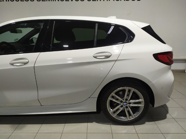 BMW Serie 1 118d color Blanco. Año 2023. 110KW(150CV). Diésel. En concesionario Hispamovil Elche de Alicante