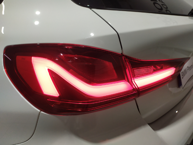 BMW Serie 1 118d color Blanco. Año 2023. 110KW(150CV). Diésel. En concesionario Hispamovil Elche de Alicante