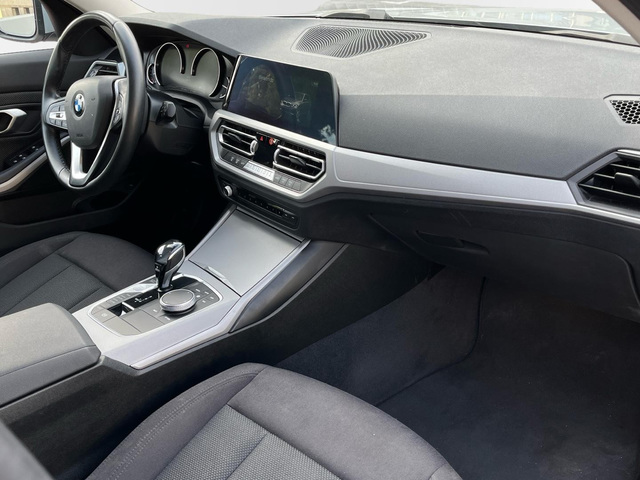 BMW Serie 3 318d Touring color Gris Plata. Año 2020. 110KW(150CV). Diésel. En concesionario Engasa S.A. de Valencia