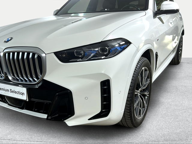 BMW X5 xDrive30d color Blanco. Año 2023. 219KW(298CV). Diésel. En concesionario San Pablo Motor | Su Eminencia de Sevilla