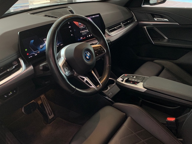 BMW iX1 eDrive20 color Verde. Año 2023. 150KW(204CV). Eléctrico. En concesionario Celtamotor Lalín de Pontevedra