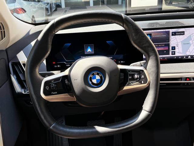 BMW iX xDrive40 color Blanco. Año 2023. 240KW(326CV). Eléctrico. En concesionario Murcia Premium S.L. AV DEL ROCIO de Murcia