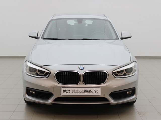 BMW Serie 1 118i color Gris Plata. Año 2019. 100KW(136CV). Gasolina. En concesionario Augusta Aragon S.A. de Zaragoza