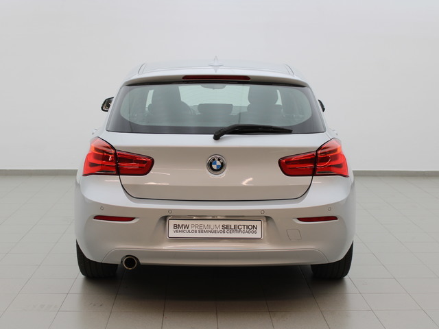 BMW Serie 1 118i color Gris Plata. Año 2019. 100KW(136CV). Gasolina. En concesionario Augusta Aragon S.A. de Zaragoza