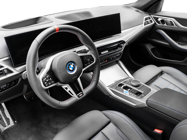 BMW i4 M50 color Azul. Año 2025. 400KW(544CV). Eléctrico. En concesionario Caetano Cuzco, Alcalá de Madrid