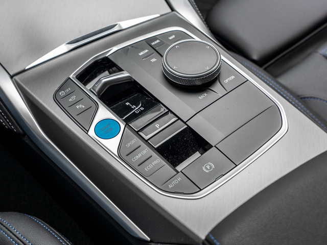 BMW i4 M50 color Azul. Año 2025. 400KW(544CV). Eléctrico. En concesionario Caetano Cuzco, Alcalá de Madrid