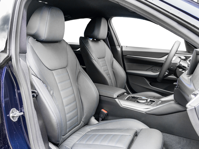 BMW i4 M50 color Azul. Año 2025. 400KW(544CV). Eléctrico. En concesionario Caetano Cuzco, Alcalá de Madrid