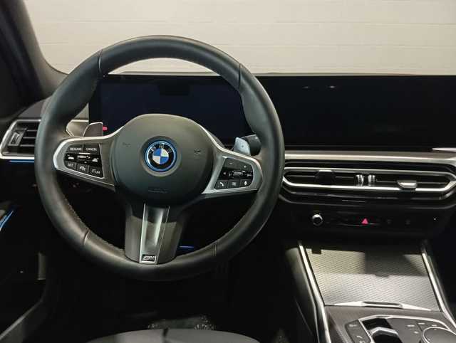 BMW Serie 3 330e color Gris. Año 2025. 215KW(292CV). Híbrido Electro/Gasolina. En concesionario Motor Munich - Terrassa - VO de Barcelona