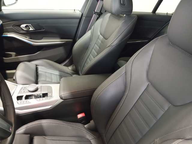 BMW Serie 3 330e color Gris. Año 2025. 215KW(292CV). Híbrido Electro/Gasolina. En concesionario Motor Munich - Terrassa - VO de Barcelona