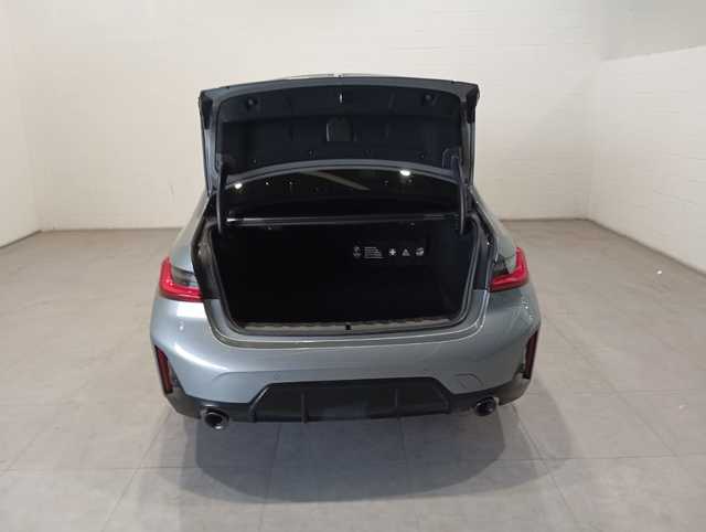 BMW Serie 3 330e color Gris. Año 2025. 215KW(292CV). Híbrido Electro/Gasolina. En concesionario Motor Munich - Terrassa - VO de Barcelona