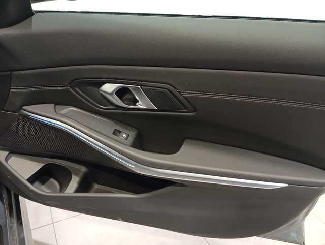 BMW Serie 3 330e color Gris. Año 2025. 215KW(292CV). Híbrido Electro/Gasolina. En concesionario Motor Munich - Terrassa - VO de Barcelona