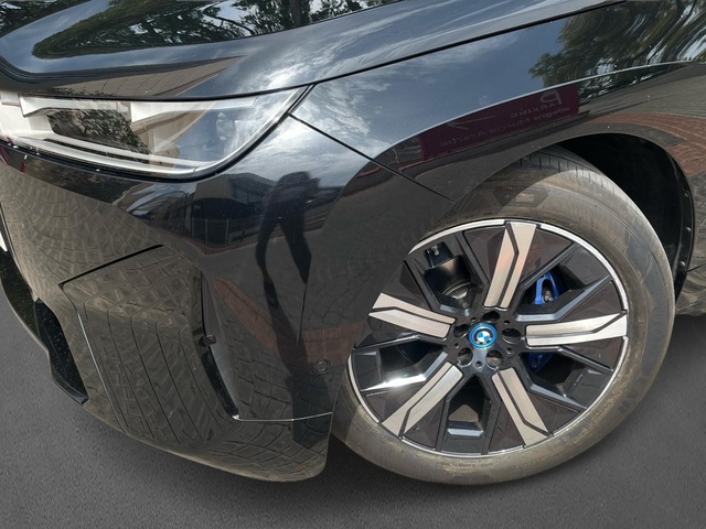 BMW iX xDrive40 color Negro. Año 2023. 240KW(326CV). Eléctrico. En concesionario MURCIA PREMIUM S.L. JUAN CARLOS I de Murcia