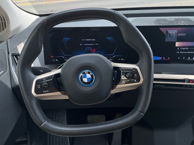 BMW iX xDrive40 color Negro. Año 2023. 240KW(326CV). Eléctrico. En concesionario MURCIA PREMIUM S.L. JUAN CARLOS I de Murcia