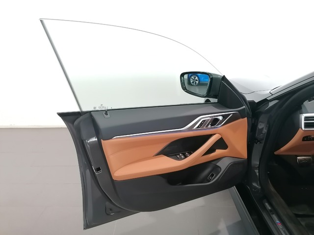 BMW i4 eDrive40 color Gris. Año 2025. 250KW(340CV). Eléctrico. En concesionario Adler Motor S.L. TOLEDO de Toledo
