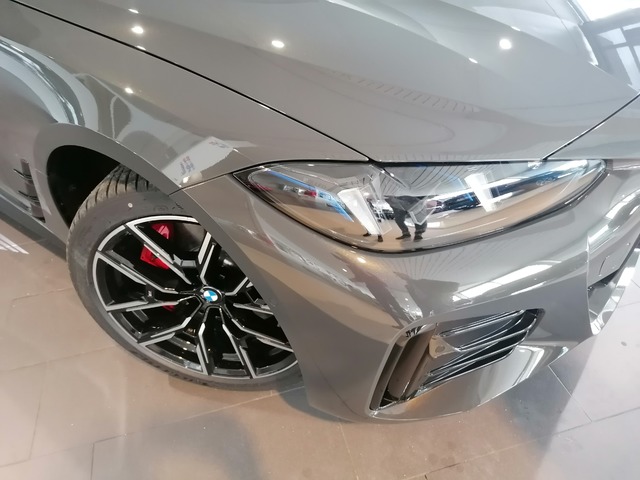 BMW i4 eDrive40 color Gris. Año 2025. 250KW(340CV). Eléctrico. En concesionario Adler Motor S.L. TOLEDO de Toledo
