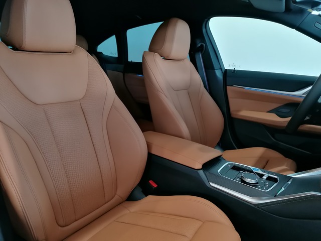 BMW i4 eDrive40 color Gris. Año 2025. 250KW(340CV). Eléctrico. En concesionario Adler Motor S.L. TOLEDO de Toledo