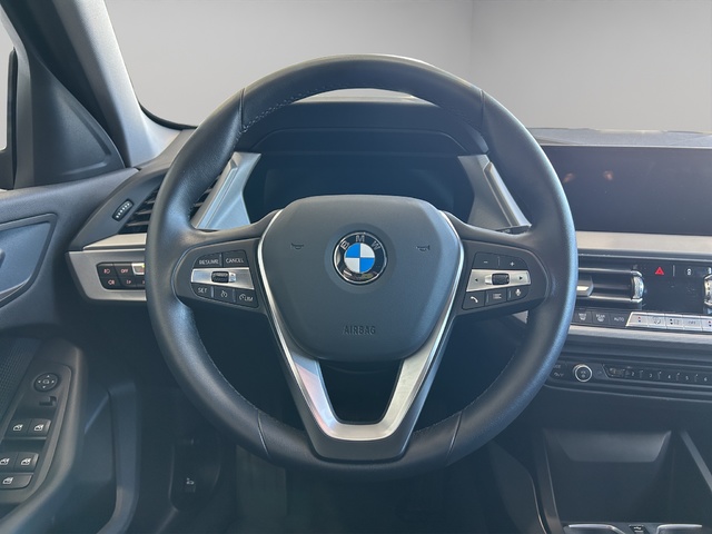 BMW Serie 1 118i color Gris. Año 2024. 103KW(140CV). Gasolina. En concesionario ALZIRA Automoviles Fersan, S.A. de Valencia