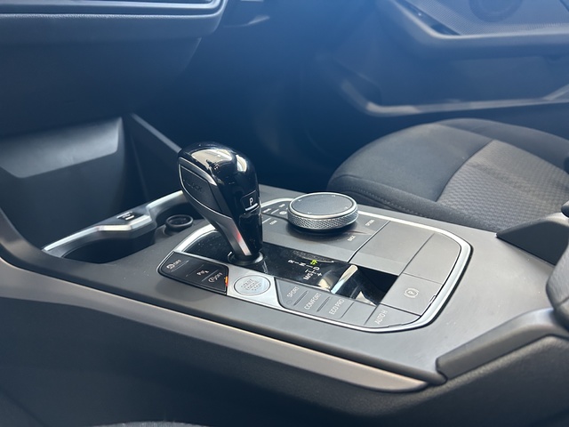 BMW Serie 1 118i color Gris. Año 2024. 103KW(140CV). Gasolina. En concesionario ALZIRA Automoviles Fersan, S.A. de Valencia
