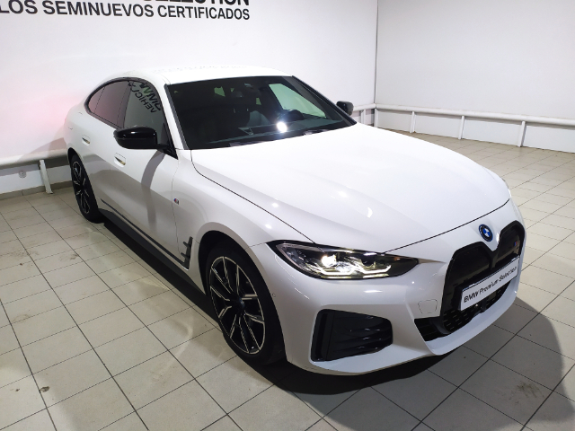 BMW i4 eDrive40 color Blanco. Año 2023. 250KW(340CV). Eléctrico. En concesionario Hispamovil Elche de Alicante