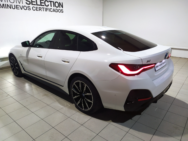 BMW i4 eDrive40 color Blanco. Año 2023. 250KW(340CV). Eléctrico. En concesionario Hispamovil Elche de Alicante