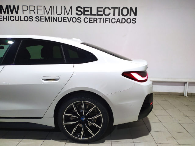 BMW i4 eDrive40 color Blanco. Año 2023. 250KW(340CV). Eléctrico. En concesionario Hispamovil Elche de Alicante