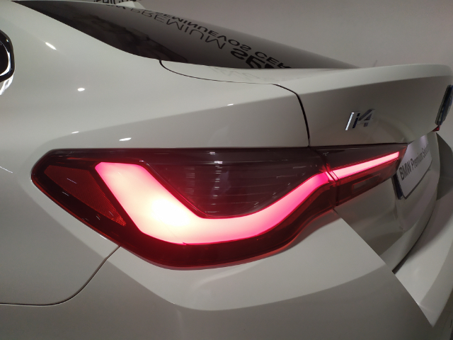 BMW i4 eDrive40 color Blanco. Año 2023. 250KW(340CV). Eléctrico. En concesionario Hispamovil Elche de Alicante