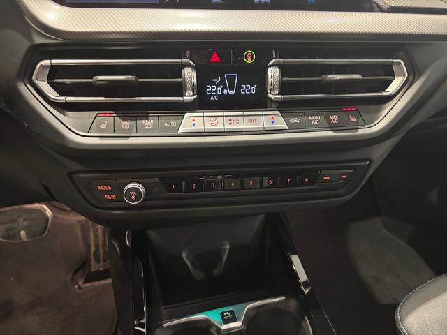 BMW Serie 1 118d color Blanco. Año 2024. 110KW(150CV). Diésel. En concesionario Automotor Costa, S.L.U. de Almería