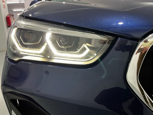 BMW X1 sDrive18d color Azul. Año 2020. 110KW(150CV). Diésel. En concesionario Unicars Ponent de Lleida